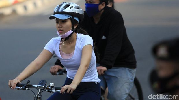 Bundaran HI tampak ramai oleh warga yang berolahraga meski CFD belum diberlakukan di kawasan tersebut. Orang dewasa hingga anak-anak beraktivitas di sana.