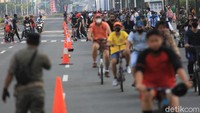 Warga yang beraktivitas di kawasan Bundaran HI tersebut juga tampak menerapkan sejumlah protokol kesehatan, mulai dari mengenakan face shield atau pelindung wajah, masker, hingga menerapkan physical distancing. Sejumlah aparat keamanan juga dikerahkan untuk menjaga ketertiban serta memberikan imbauan kepada masyarakat untuk menerapkan protokol kesehatan serta tidak berkerumun guna mencegah penyebaran virus Corona.
