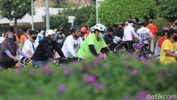 Kawasan Bundaran HI kerap didatangi masyarakat yang hendak berolahraga karena kawasan itu menerapkan Hari bebas kendaraan bermotor (HBKB) atau car free day (CFD) di Minggu pagi.