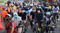 Sejumlah warga mendatangi kawasan Bundaran Hotel Indonesia (HI) untuk berolahraga di Minggu (2/8/2020) pagi. 