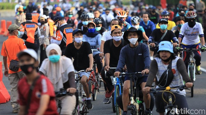 Bundaran HI tampak ramai oleh warga yang berolahraga meski CFD belum diberlakukan di kawasan tersebut. Orang dewasa hingga anak-anak beraktivitas di sana.