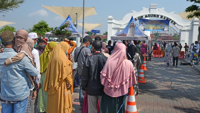 Momen libur Hari Raya Idul Adha dimanfaatkan warga untuk mendatangi tempat  wisata. Sejumlah objek wisata di Banten pun ramai dikunjungi para wisatawan.