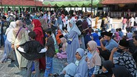 Tampak sejumlah orang tua mengajak serta anak-anak mereka untuk berwisata di saat libur Hari Raya Idul Adha 1441 H.