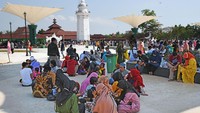 Sejumlah wisatawan memadati kawasan Wisata Religi makam Kesultanan Banten di Kasemen, Serang, Minggu (2/8/2020). 