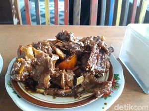 Tengkleng Rica-rica Pak Manto Kini Menggoyang Lidah Warga Surabaya