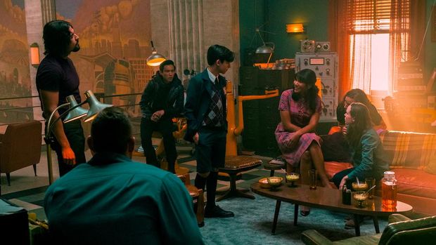 THE UMBRELLA ACADEMY (L to R) TOM SINCLAIR as OSCAR, KRIS HOLDEN-RIED as AXEL and JASON BRYDEN as OTTO in THE UMBRELLA ACADEMY Cr. CHRISTOS KALOHORIDIS/NETFLIX © 2020