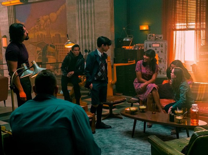 THE UMBRELLA ACADEMY (L to R) TOM SINCLAIR as OSCAR, KRIS HOLDEN-RIED as AXEL and JASON BRYDEN as OTTO in THE UMBRELLA ACADEMY Cr. CHRISTOS KALOHORIDIS/NETFLIX © 2020