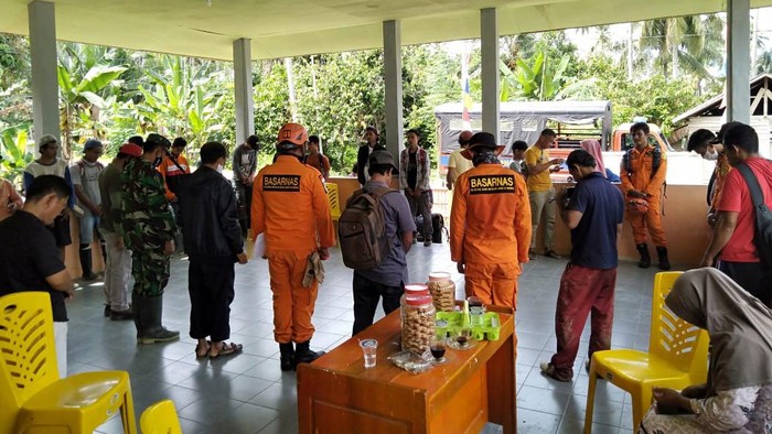 Tim SAR dan warga mencari 2 bocah kakak beradik suku Lauje yang hilang (Foto: Istimewa)