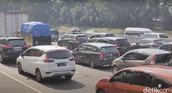 Suasana arus balik di Tol Japek, Minggu (2/8/2020).