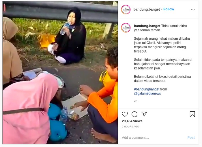 Viral Sekeluarga Makan di Bahu Jalan Tol