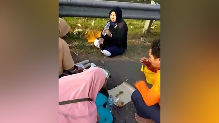 Warga botram di bahu jalan Tol Cipali