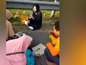 Abaikan Keselamatan, Sekeluarga Piknik di Pinggir Jalan Tol Cipali