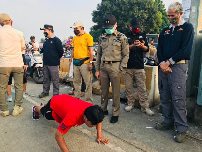 Warga tidak menggunakan masker diberi hukuman push up