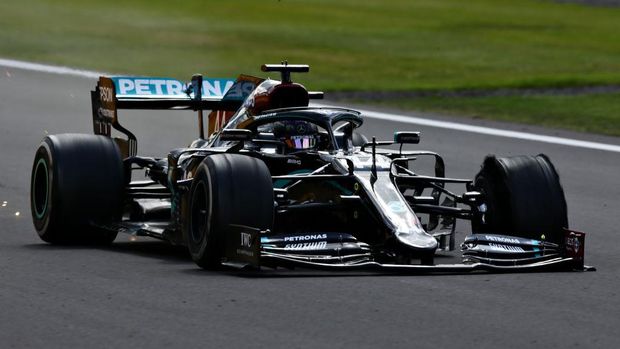 NORTHAMPTON, ENGLAND - AUGUST 02: Lewis Hamilton of Great Britain driving the (44) Mercedes AMG Petronas F1 Team Mercedes W11 on the last lap with a puncture during the F1 Grand Prix of Great Britain at Silverstone on August 02, 2020 in Northampton, England. (Photo by Peter Fox/Getty Images)