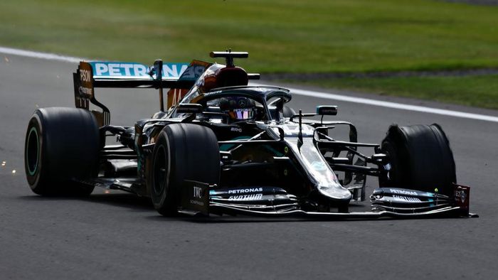 1263408885 NORTHAMPTON, ENGLAND - AUGUST 02: Lewis Hamilton of Great Britain driving the (44) Mercedes AMG Petronas F1 Team Mercedes W11 on the last lap with a puncture during the F1 Grand Prix of Great Britain at Silverstone on August 02, 2020 in Northampton, England. (Photo by Peter Fox/Getty Images)