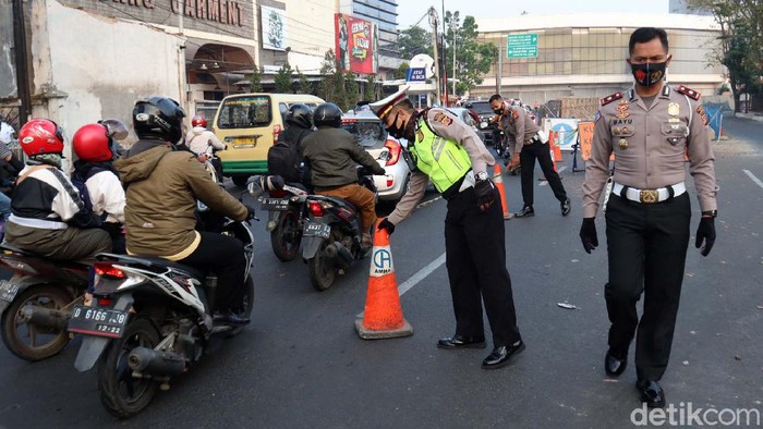 Personil Satlantas Polrestabes Bandung dan Dishub Kota Bandung melakukan rekayasa jalur di proyek pembangunan Flyover Jalan Jakarta, Kota Bandung, Jawa Barat.