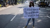 Begitu juga dengan para pekerja hiburan malam di kota kembang, Bandung, Jawa Barat. Seorang pekerja yang tergabung dalam Aliansi Karyawan Hiburan dan Pengusaha Hiburan itu membentangkan spanduk bertuliskan Bukan Hanya Tempat Hiburan, Tapi Tempat Cari Makan, berunjuk rasa di Balai Kota, Bandung, Jawa Barat, Senin (3/8/2020). ANTARA FOTO/M Agung Rajasa