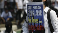 Jauh-jauh hari sebelumnya, para pekerja hiburan malam di Ibu Kota juga menyampaikan hal serupa dan meminta Gubernur Anies agar segera membuka tempat hiburan malam yang sejak awal PSBB di tutup guna menghentikan laju penyebaran COVID-19. ANTARA FOTO/M Risyal Hidayat