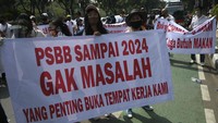 Dalam aksinya mereka menuntut Gubenur DKI Jakarta Anies Baswedan untuk membuka tempat hiburan malam dalam masa PSBB Transisi fase kedua di Jakarta. Pasalnya lahan pendaringan rupiah mereka di dunia hiburan malam selama beberapa bulan terakhir ditutup akibat pandemi Corona. ANTARA FOTO/M Risyal Hidayat