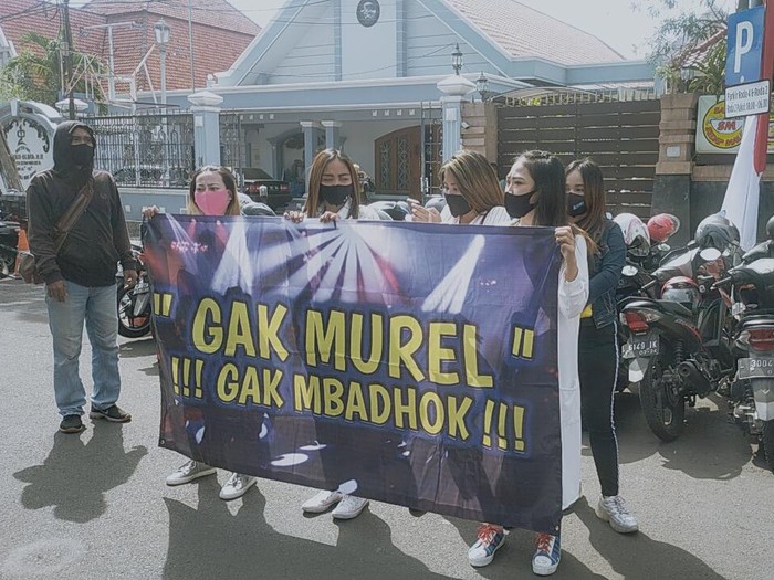 aksi pekerja malam dan hiburan di surabaya