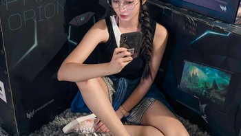 Dia juga menggemari game. Pada tahun 2014, dia mulai bergabung di platform streaming game, Twitch dan cepat berkibar di mana ia main Dota 2 dan League of Legends. Foto: Instagram