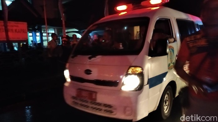 Ambulance yang membawa petugas damker ke RS di Balikpapan