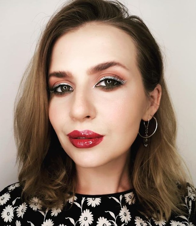 Anastasia mendorongnya dan kabur kembali ke putranya dan berlari ke kondektur. Pelaku kemudian diamankan dan dipenjara setibanya di Kyiv. Rudzko menghadapi hukuman penjara selama delapan tahun jika terbukti bersalah.  Foto: dok. Facebook