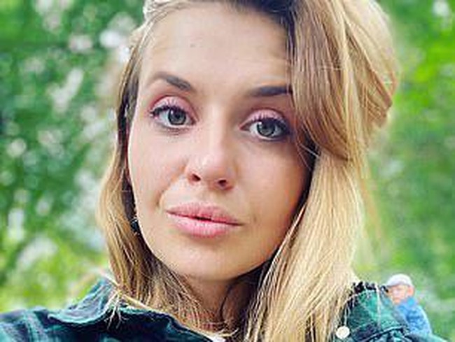 Aku terbangun setelah dia mencekik leherku dan mulai memukuli wajahku. Aku mulai berteriak dan meminta tolong tapi tidak ada satupun yang datang, ungkap Anastasia, seperti dikutip dari Daily Mail.   Foto: dok. Facebook