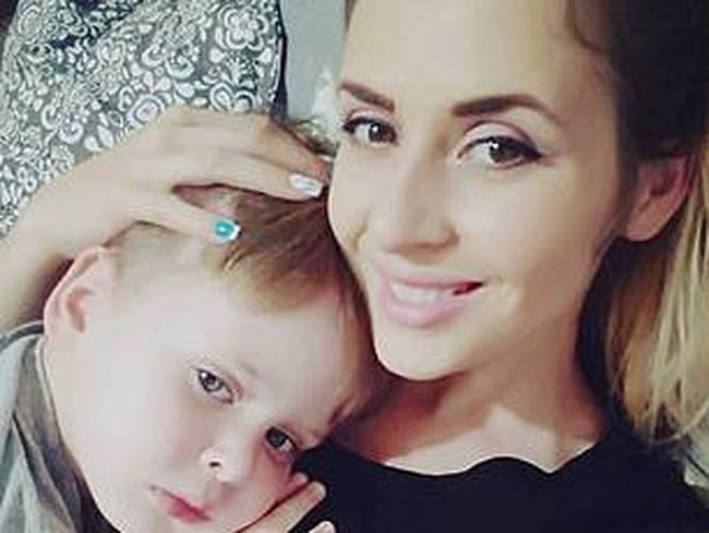 Yang membuat Anastasia pilu bukanlah lukanya, melainkan kondisi psikis putranya saat ini hingga ia butuh konseling karena membuatnya jadi trauma.  Foto: dok. Facebook