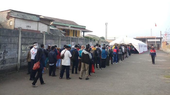 Antrean calon penumpang di Stasiun Bojong Gede Bogor (dok. PT KCI)