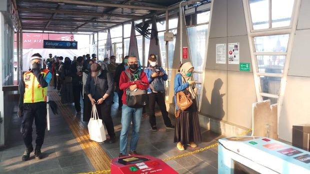 Antrean calon penumpang di Stasiun Bojong Gede Bogor (dok. PT KCI)