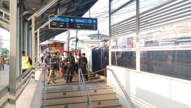 Antrean calon penumpang di Stasiun Bojong Gede Bogor (dok. PT KCI)