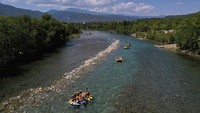 Tak hanya itu, traveler yang mencoba arung jeram ini juga disuguhi pemandangan indah selama pengarungan.   