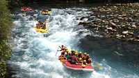 Selain melewati rintangan, keseruan mengarungi sungai dapat dinikmati dengan berperang melawan perahu karet lain.  