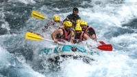 Arung jeram akan mengajarkan kita soal nilai kekompakan, perjuangan dan kerja sama dalam satu tim.  