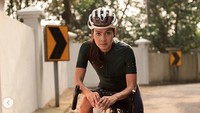 Wanita yang hobi bersepeda itu pun digosipkan tengah dekat dengan duda Laudya Chyntia Bella. Dok. Instagram/atikashburn