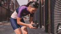 Ia juga sangat mencintai dunia fotografi dan kerap mengabadikan momen-momen dengan kamera analognya. Dok. Instagram/atikashburn