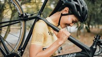 Para netizen dibuat penasaran dengan sosok wanita dalam unggahan Engku Emran kala sedang bersepeda. Dok. Instagram/atikashburn