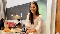 Atikah merupakan wanita matang yang sukses dengan beragam brand miliknya. Dok. Instagram/atikashburn