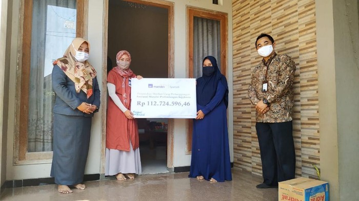AXA Mandiri Bayar Klaim Rp 5,3 T Sepanjang 2019 AXA Mandiri menyediakan perlindungan asuransi kepada lebih dari 1 juta nasabah. Perusahaan juga telah membayarkan klaim dan manfaat sebesar Rp 5,3 triliun pada 2019 lalu.