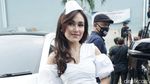 Whuzz! Saat Rok Ayu Ting Ting Tersibak Angin