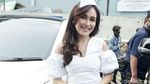 Whuzz! Saat Rok Ayu Ting Ting Tersibak Angin