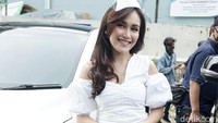 Pedangdut berusia 28 tahun itu terlihat seksi dan menawan kala berpose di depan kamera. Pool/Palevi S/detikFoto.