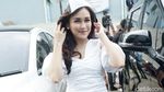 Whuzz! Saat Rok Ayu Ting Ting Tersibak Angin