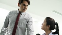 Lynn pun harus putar otak untuk memberikan contekan namun tak ketahuan guru killer yakni Mr Sophon. Dok. WeTV