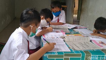 Biasanya para siswa akan membentuk satu kelompok berisi lima siswa untuk belajar bersama. Kelompok kecil ini biasanya terdiri dari anak-anak yang jarak rumahnya berdekatan. (Robby Bernardi/detikcom)