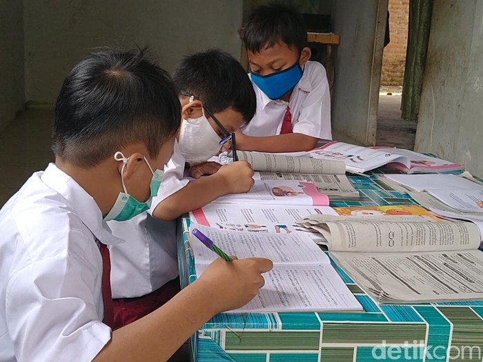 Belajar dari Rumah Pakai Radio Komunitas di Pekalongan