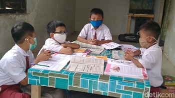 Mereka belajar dengan protokol kesehatan dan jaga jarak. Mereka akan selesai sekolah pada pukul 12.00 WIB. (Robby Bernardi/detikcom)