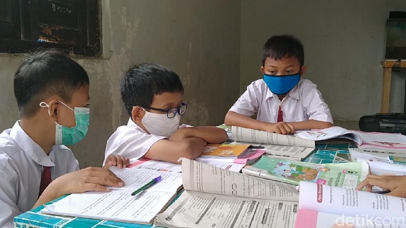 Belajar dari Rumah Pakai Radio Komunitas di Pekalongan