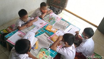 Para siswa SDN 1 Tegalontar, 30 menit sebelumnya telah siap di depan radio dengan menggunakan seragam sekolah. (Robby Bernardi/detikcom)